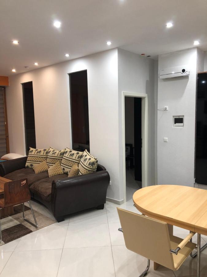 Apartment Seven's I *